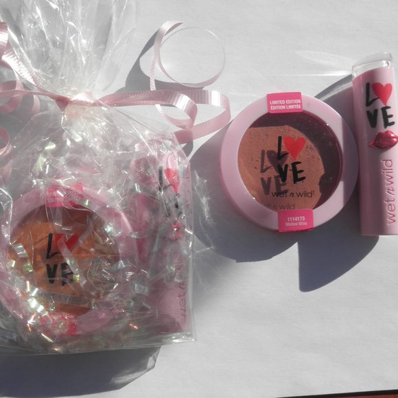 Gift set Lipstick and Blush  By Wet N Wild New - Picture 1 of 3
